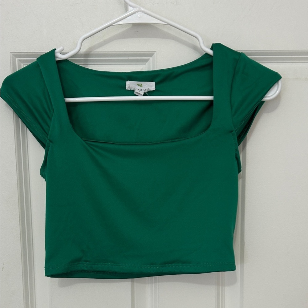 Live in the moment crop top size small green cap sleeve polyester blend